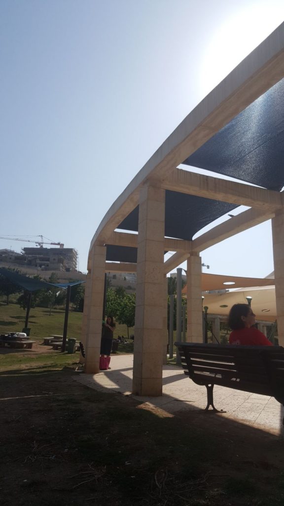 הצללות חדשות במודיעין (צילום: דוברות עיריית מודיעין מכבים רעות)