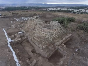 חשיפת המצודה הרומית בגבעת התיתורה (צילום: יצחק מרלמשטיין)