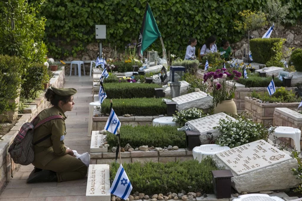 בית העלמין הצבאי בהר הרצל (צילום: אמיל סלמן)