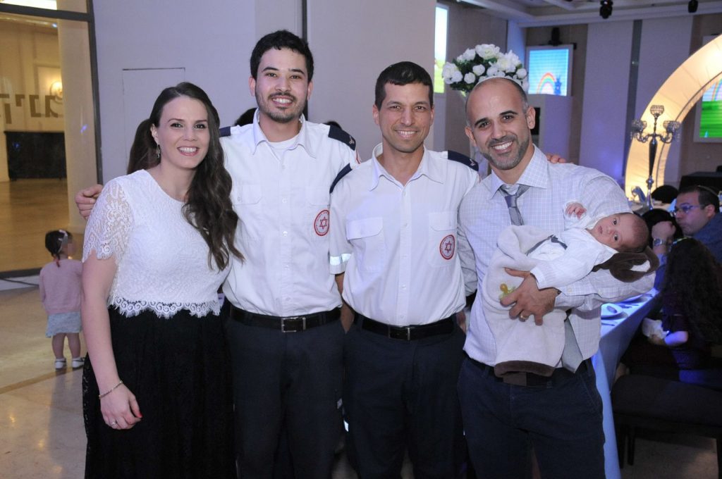 ההורים המאושרים התינוק אורי וצוות מד"א מתן מזרחי ואוריאל סמסון (צילום: אלבום משפחתי)