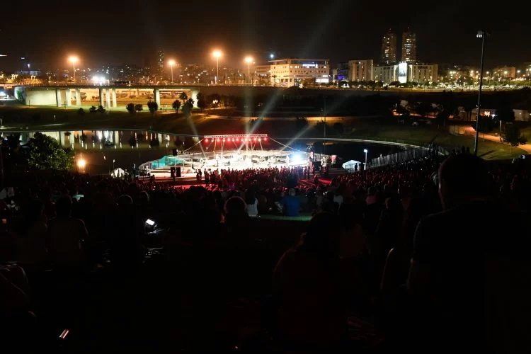 מופע צלצולי פעמונים (צילום: חורחה נובומינסקי)