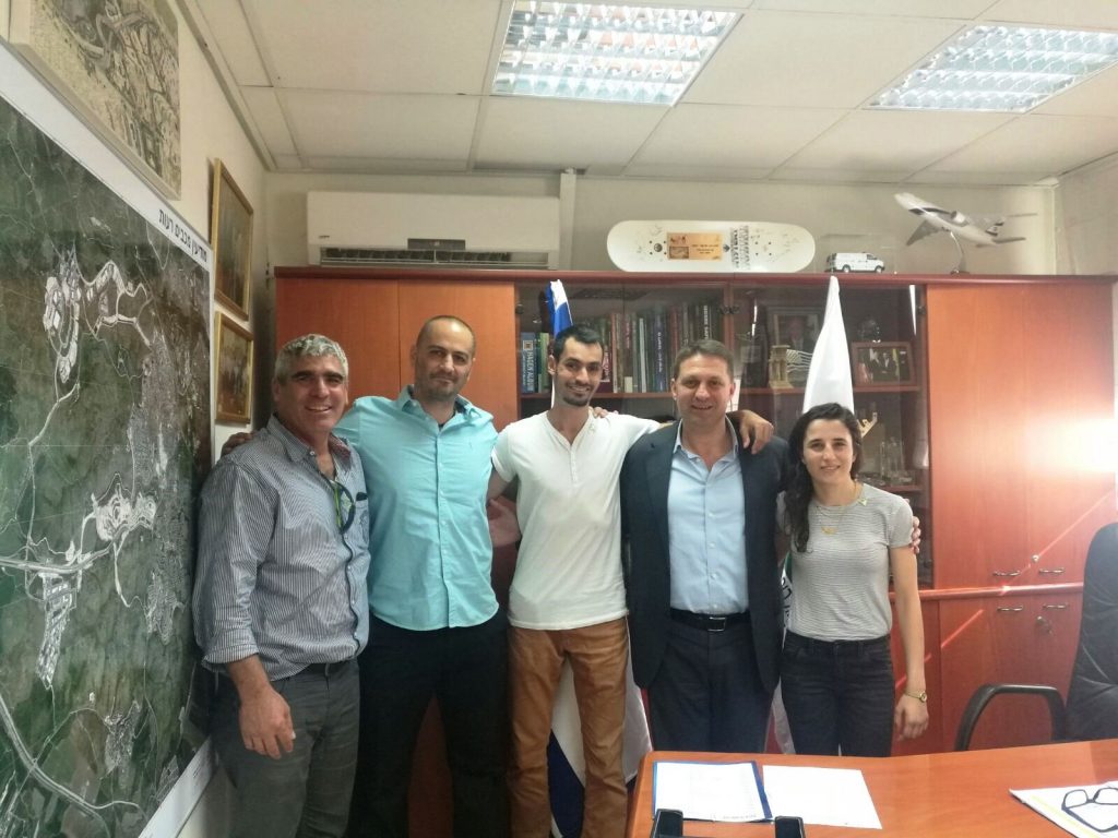 מיכל זריהן ובר ראובן בלשכת ראש העיר חיים ביבס (צילום: אלבום פרטי)