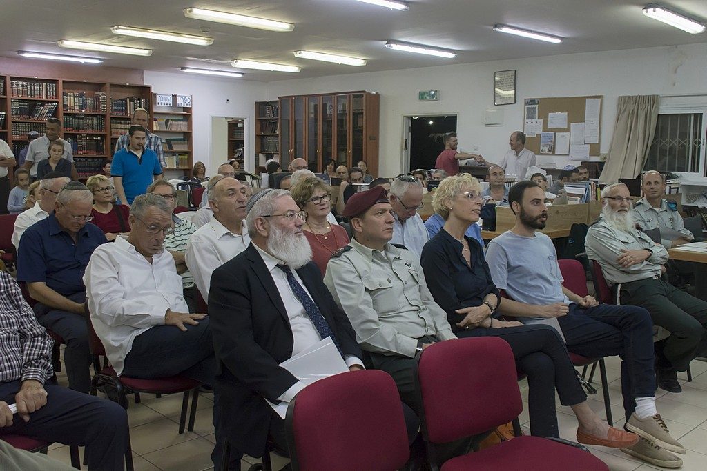הכנסת ספר תורה לזכר אמנון ליפקין שחק ז"ל (צילום: דוד הוכברג)