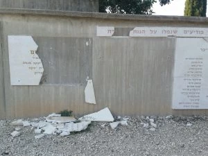 האנדרטה לחללי צה"ל ביער בן שמן הושחתה (צילום: דוברות המשטרה)