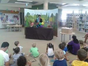 שעת סיפור בספרייה (צילום: דוברות עיריית מודיעין מכבים רעות)
