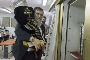 הכנסת ספר תורה לזכר אמנון ליפקין שחק ז"ל (צילום: דוד הוכברג)