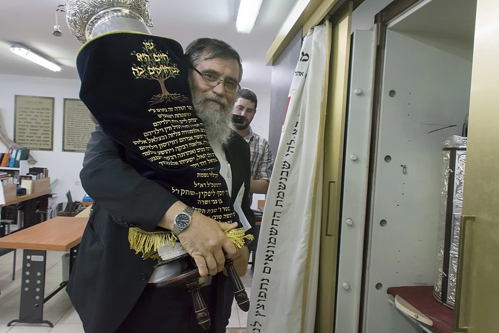 הכנסת ספר תורה לזכר אמנון ליפקין שחק ז"ל (צילום: דוד הוכברג)