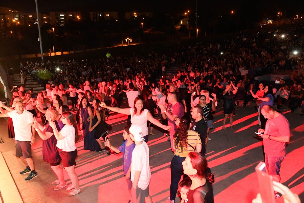 מופע צלצולי פעמונים (צילום: חורחה נובומינסקי)