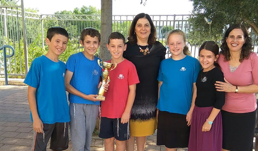 תלמידי אבני החושן הזוכים במקום הראשון בהאקתון (צילום: דוברות עיריית מודיעין מכבים רעות)