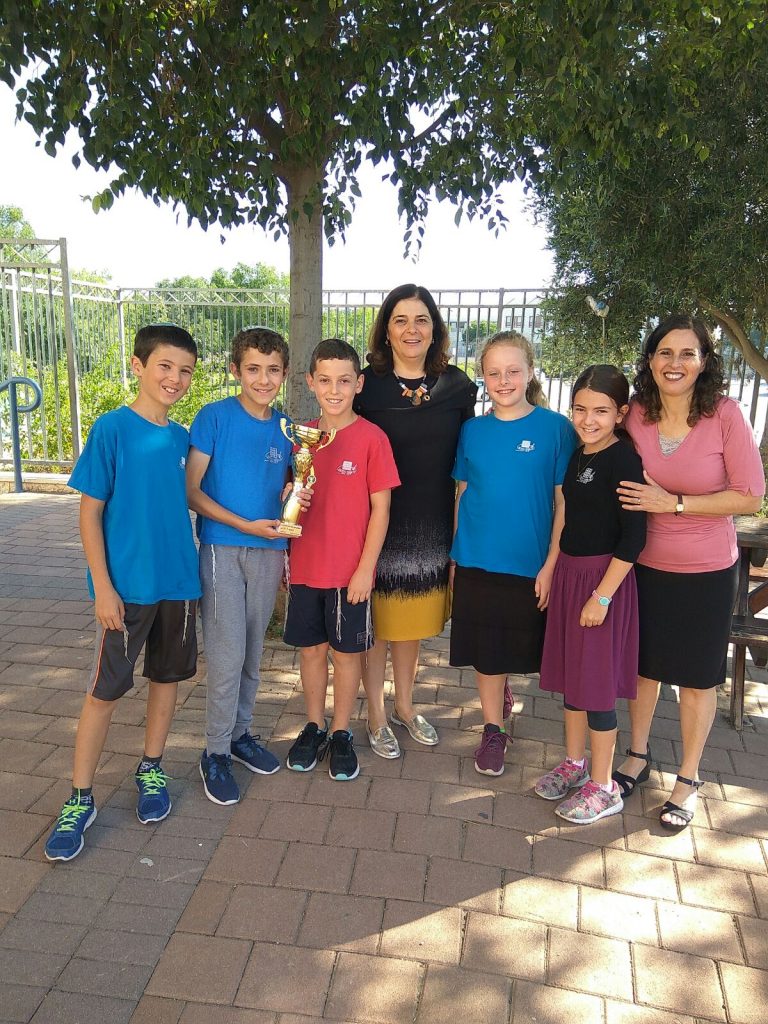 תלמידי אבני החושן הזוכים במקום הראשון בהאקתון (צילום: דוברות עיריית מודיעין מכבים רעות)