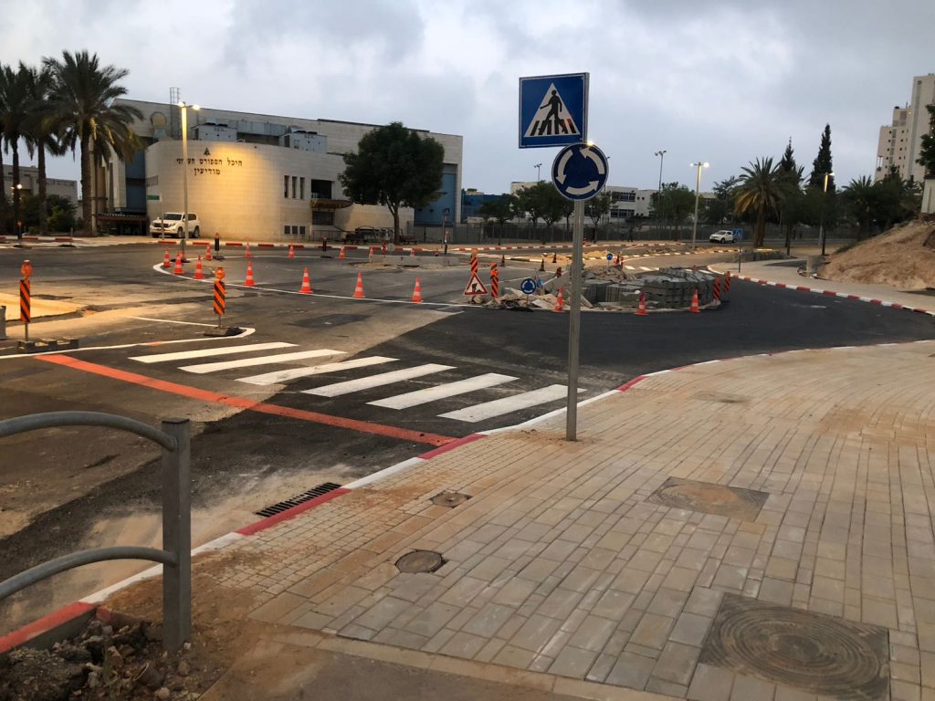 הכיכר החדשה בצומת הרחובות דם המכבים-צאלון (צילום: דוברות עיריית מודיעין מכבים רעות)