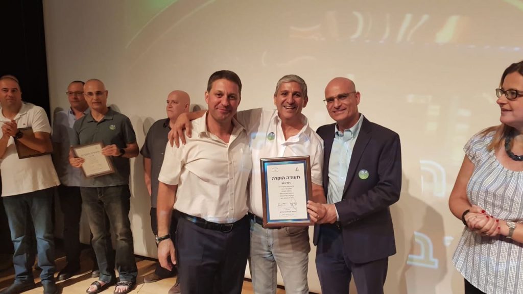 (מימין) סגן ראש העיר אילן בן סעדון, רמי כהן, ראש העיר חיים ביבס (צילום: דוברות עיריית מודיעין מכבים רעות)