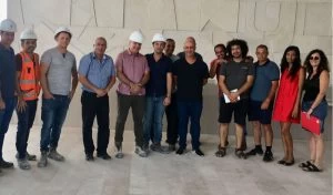 אנשי אגף שפ"ע בעיריית מודיעין מכבים רעות בבניין הדיור המוגן החדש (צילום: דוברות עיריית מודיעין מכבים רעות)