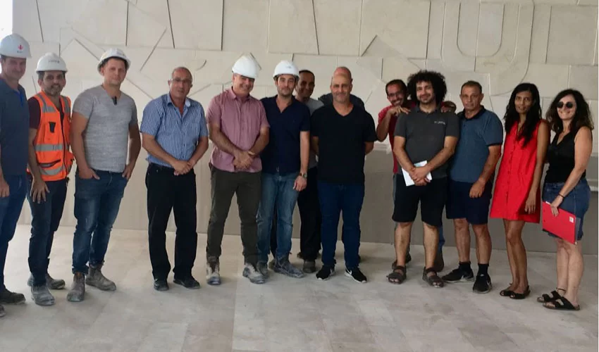אנשי אגף שפ"ע בעיריית מודיעין מכבים רעות בבניין הדיור המוגן החדש (צילום: דוברות עיריית מודיעין מכבים רעות)