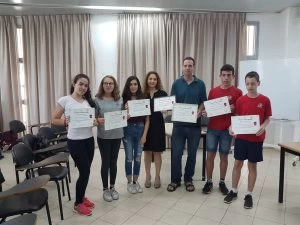 תלמידי עירוני ה' מקבלים תעודת הוקרה בתכנית התייעלות אנרגטית (צילום: דוברות עיריית מודיעין מכבים רעות)