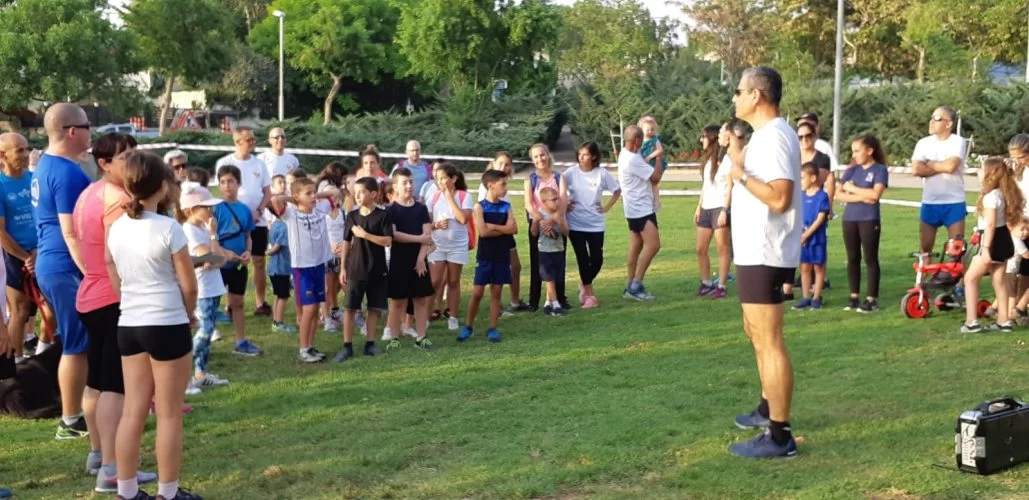 עמותת רצים ותורמים ותלמידי בית הספר רעים בחנוכת המתחם בבית אקדם (צילום: בית אקדם)