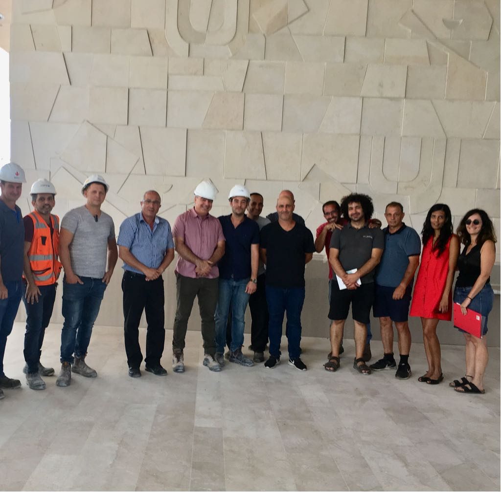 אנשי אגף שפ"ע בעיריית מודיעין מכבים רעות בבניין הדיור המוגן החדש (צילום: דוברות עיריית מודיעין מכבים רעות)