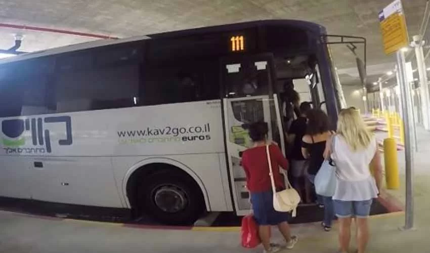 מסוף התחבורה הציבורית במודיעין - נוסעים עולים לאוטובוס בתחנה (צילום: חורחה נובומינסקי)