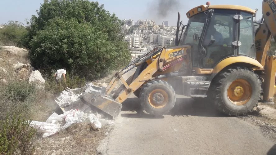 פינוי האסבסט מגבעת שרון (צילום: דוברות עיריית מודיעין מכבים רעות)