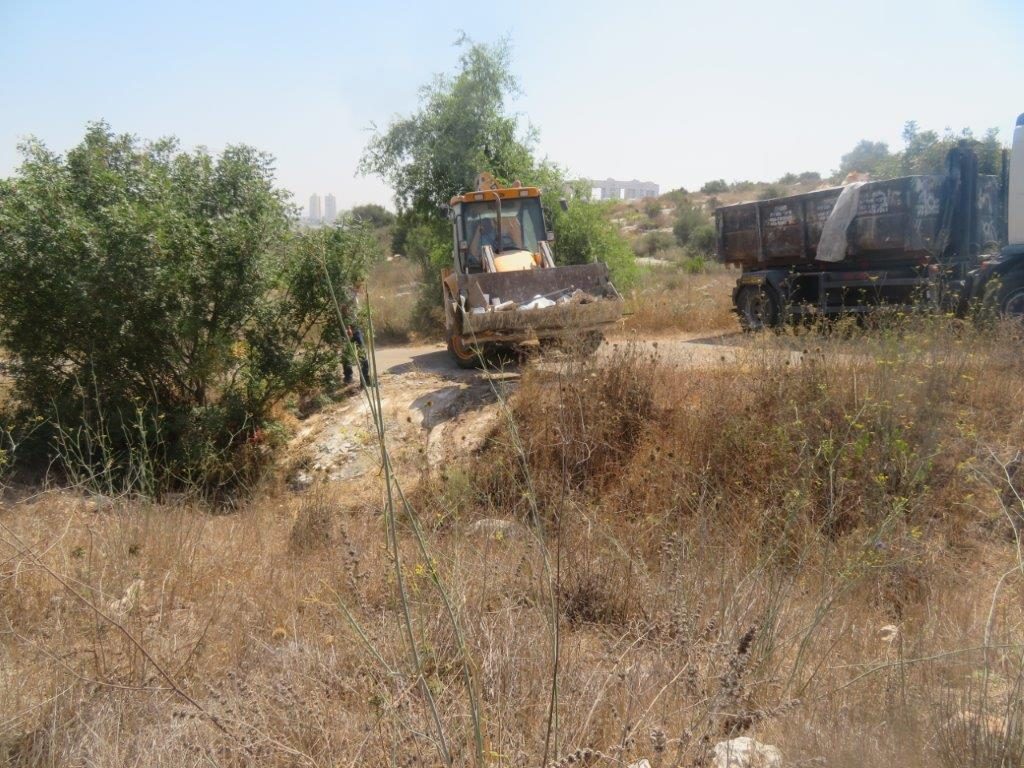 פינוי האסבסט מגבעת שרון (צילום: דוברות עיריית מודיעין מכבים רעות)
