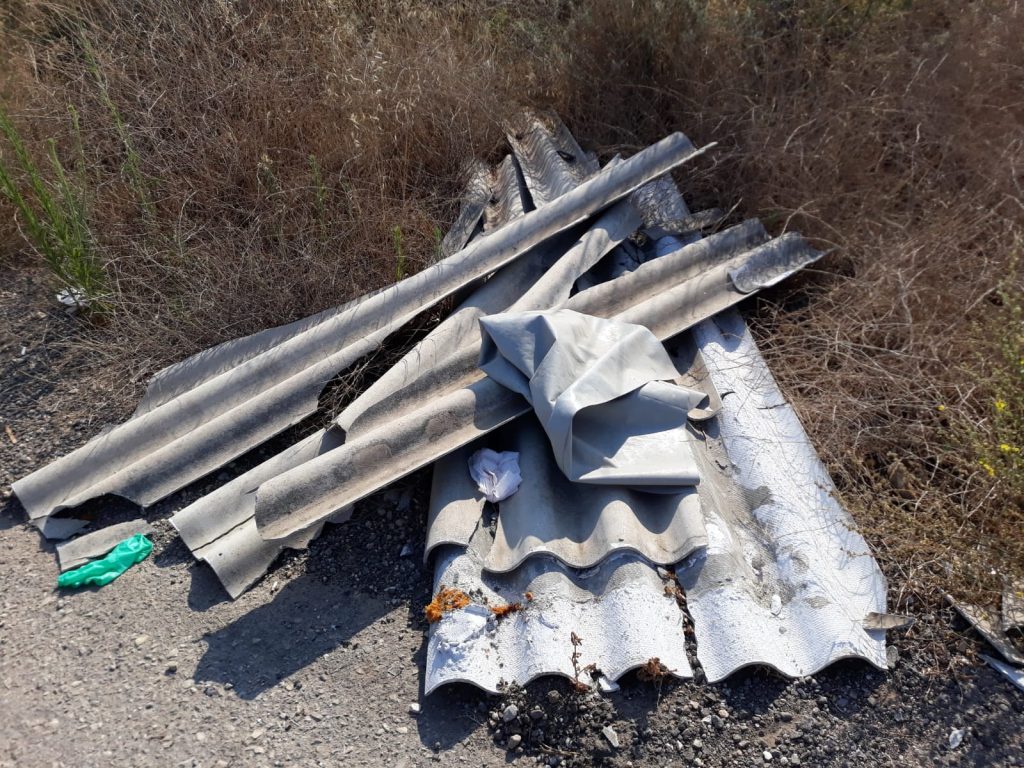 פינוי האסבסט מגבעת שרון (צילום: דוברות עיריית מודיעין מכבים רעות)