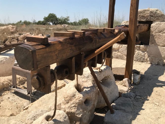 ממצא ארכיאולוגי מוצב על ידי רשות העתיקות בגבעת התיתורה (צילום: חורחה נובומינסקי)