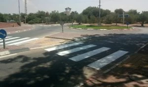 צביעת מעברי חצייה בעיר (צילום: דוברות עיריית מודיעין מכבים רעות)