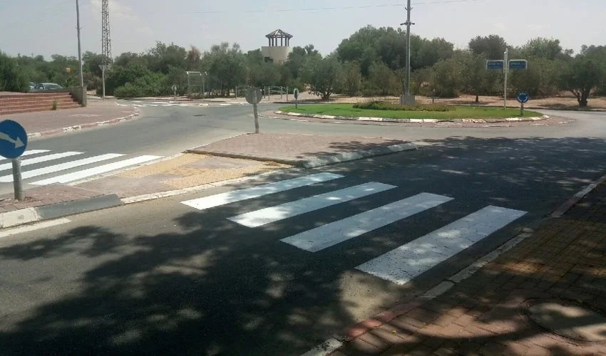 צביעת מעברי חצייה בעיר (צילום: דוברות עיריית מודיעין מכבים רעות)