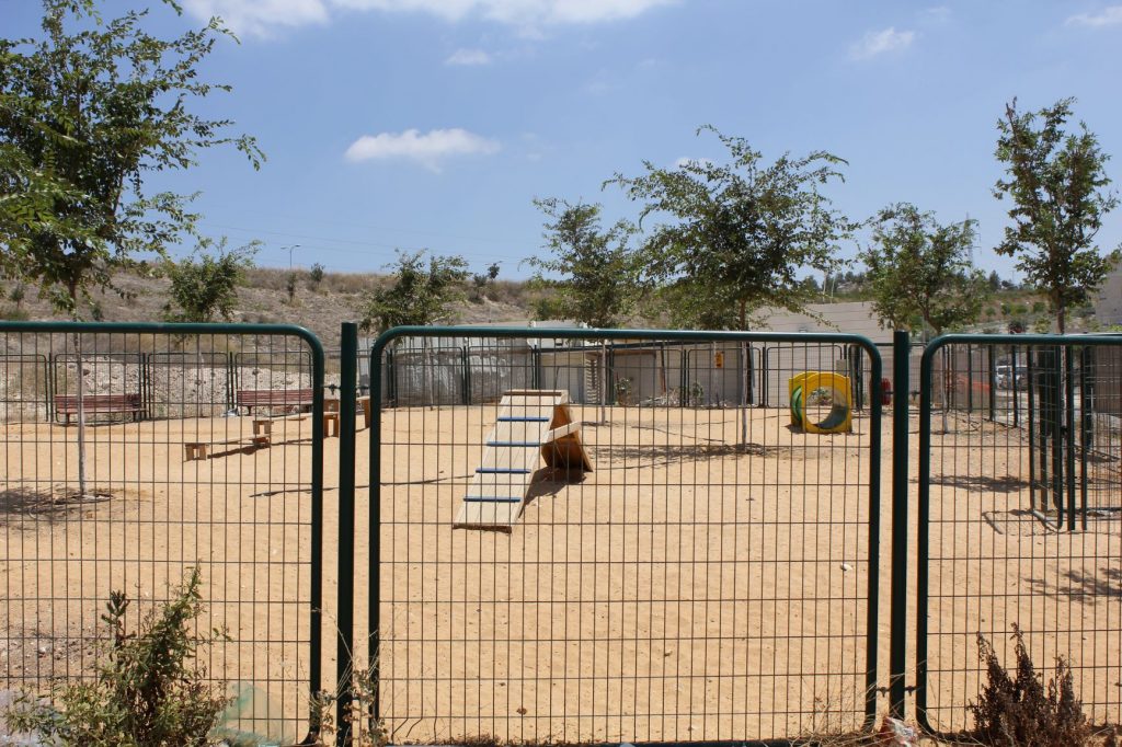 פארק הכלבים בשכונת הכרמים (צילום: דוברות עיריית מודיעין מכבים רעות)