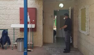 הדברה בגני ילדים במודיעין (צילום: דוברות עיריית מודיעין מכבים רעות)