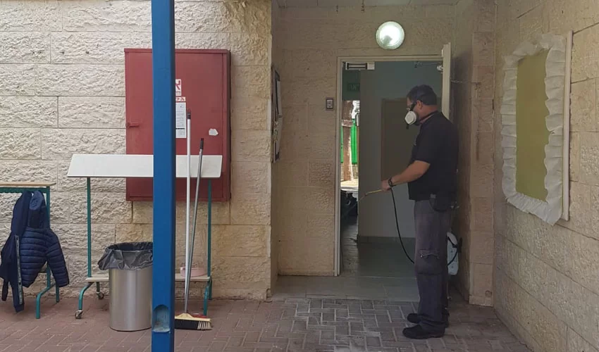 הדברה בגני ילדים במודיעין (צילום: דוברות עיריית מודיעין מכבים רעות)