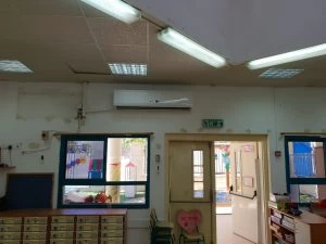 התקנת מזגנים חדשים בכיתות הלימוד במודיעין (צילום: דוברות עיריית מודיעין מכבים רעות)