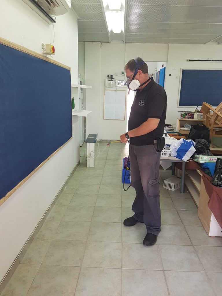 הדברה בגני ילדים במודיעין (צילום: דוברות עיריית מודיעין מכבים רעות)