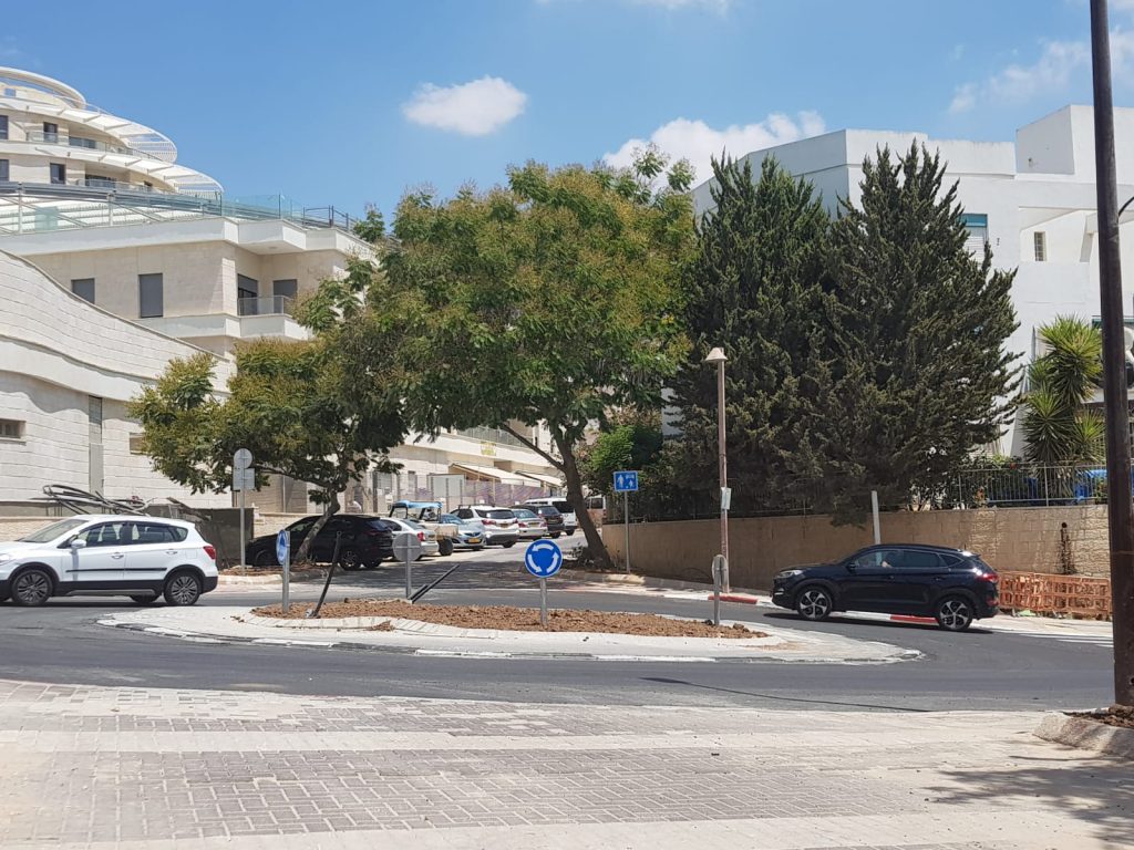 כיכר צאלון-שיר השירים, שכונת הפרחים (צילום: דוברות עיריית מודיעין מכבים רעות)