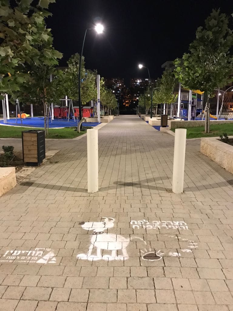 חותמת על המדרכה לעידוד איסוף צרכי הכלבים (צילום: דוברות עיריית מודיעין מכבים רעות)