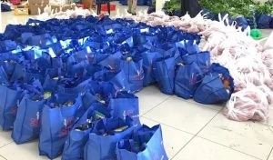 חלוקת סלי מזון במודיעין (צילום: דוברות עיריית מודיעין מכבים רעות)