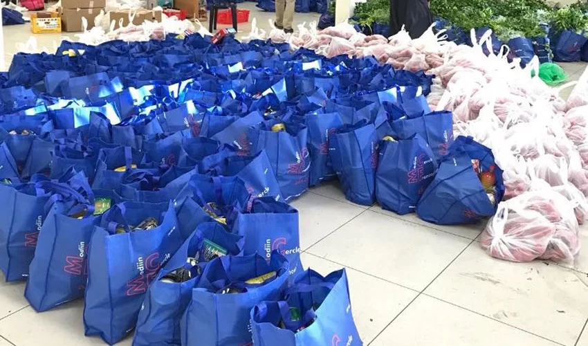 חלוקת סלי מזון במודיעין (צילום: דוברות עיריית מודיעין מכבים רעות)