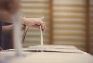 משאל בחירות באתר "כל העיר מודיעין" (מאגר : Shutterstock)