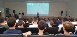 הדרכה על האופניים החשמליים (צילום: דוברות עיריית מודיעין מכבים רעות)