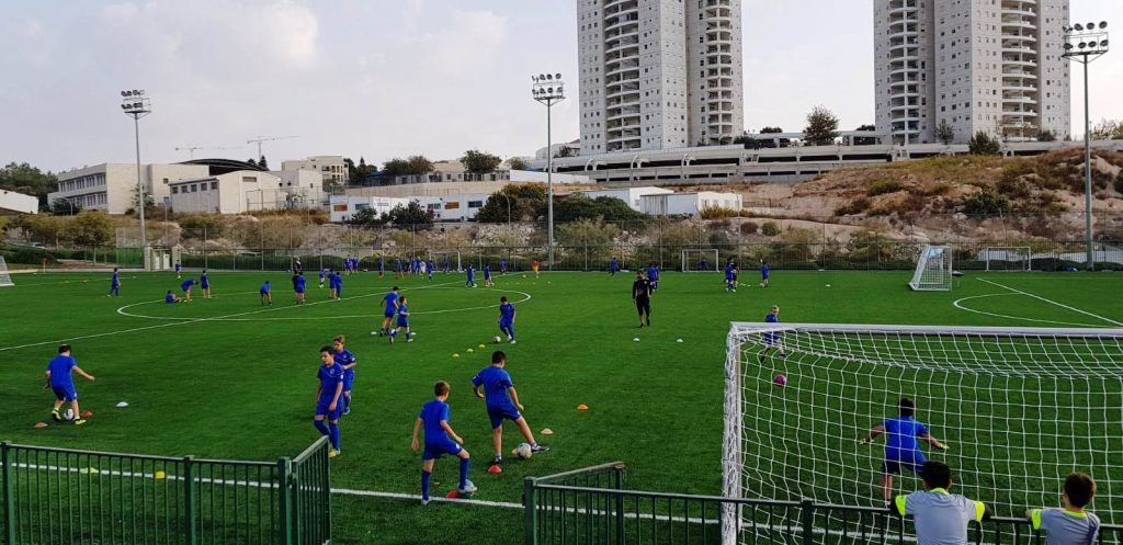 מגרש הכדורגל ברחוב עמק בית שאן, מודיעין (צילום: דוברות עיריית מודיעין מכבים רעות)