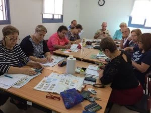 חוג אנגלית לתושבים הוותיקים של מודיעין (צילום: דובורת עיריית מודיעין מכבים רעות)
