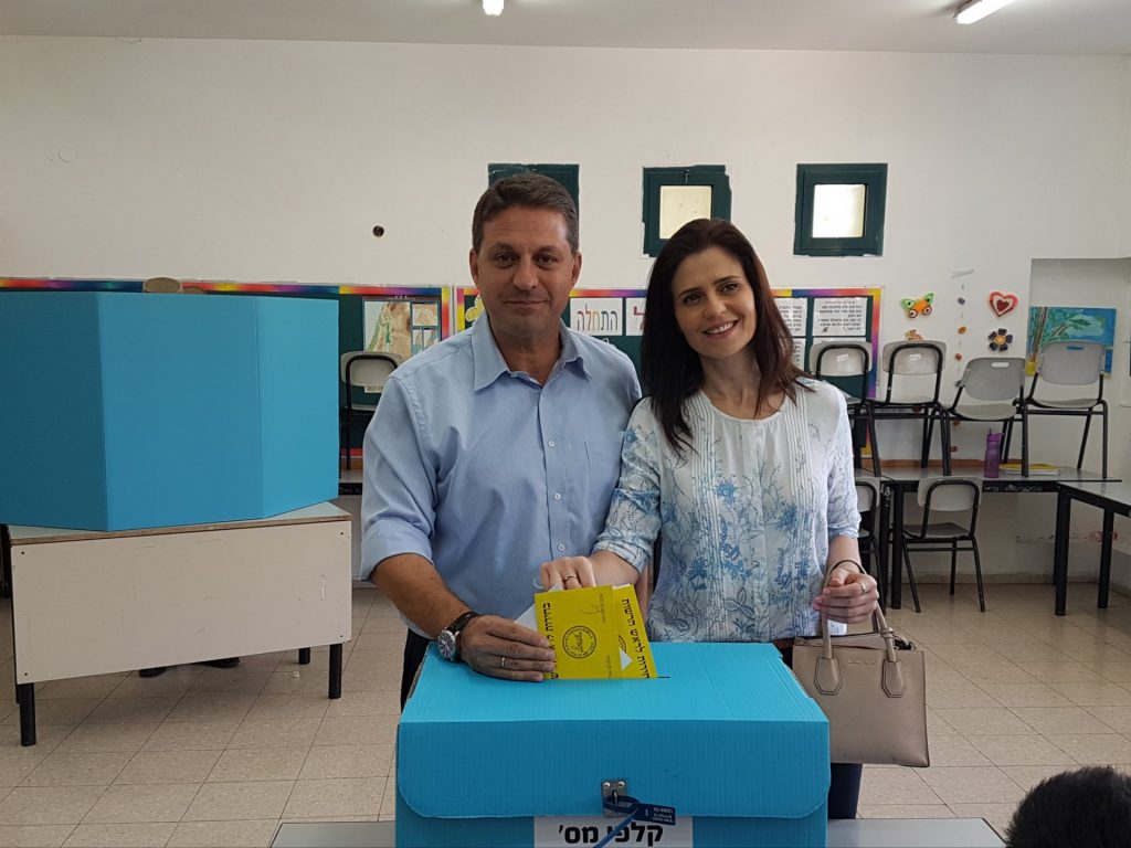 יפית וחיים ביבס מצביעים הבוקר במודיעין