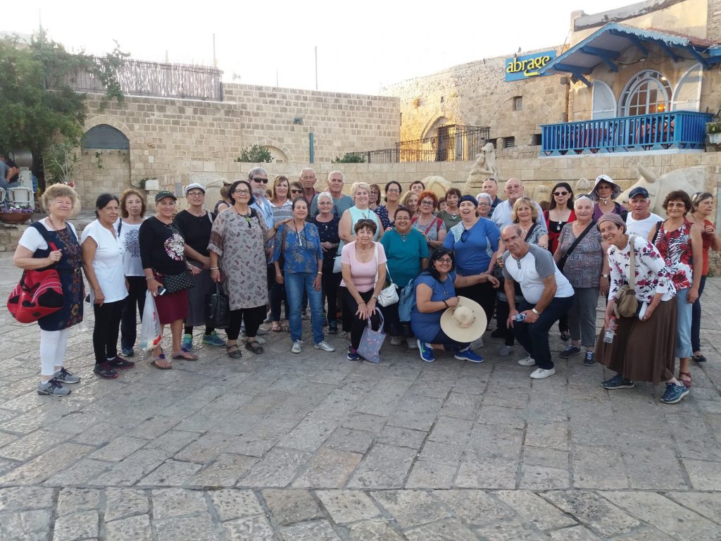 התושבים הוותיקים מטיילים (צילום: דוברות עיריית מודיעין מכבים רעות)