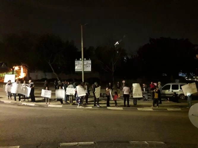 הפגנת מורי המוזיקה מול בניין עיריית מודיעין (צילום: אסף אדיב)