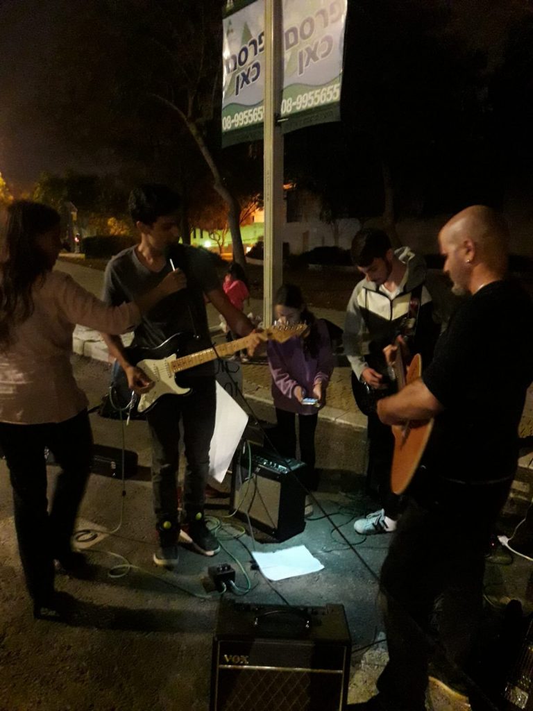 הפגנת מורי המוזיקה מול בניין עיריית מודיעין (צילום: אסף אדיב)