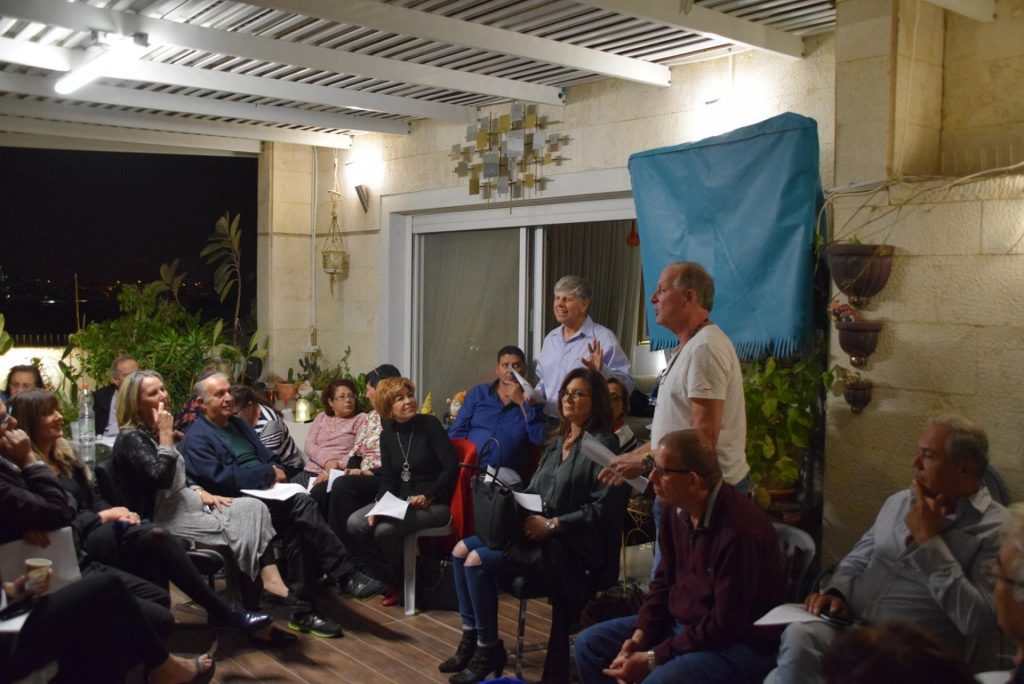 אירוע בתים מדליקים בבית משפחת טרטמן במודיעין, בשנה שעברה (צילום: דוברות עיריית מודיעין מכבים רעות)