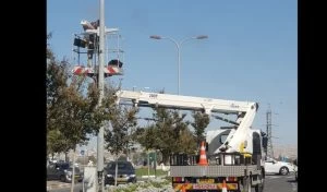 התקנת מצלמות אבטחה בשכונת הכרמים (צילום: דוברות עיריית מודיעין מכבים רעות)