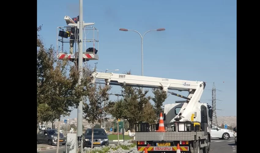 התקנת מצלמות אבטחה בשכונת הכרמים (צילום: דוברות עיריית מודיעין מכבים רעות)