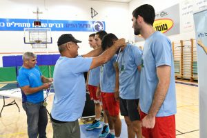חיים צמח מעניק מדליות לזוכים (צילום: חורחה נובומינסקי)