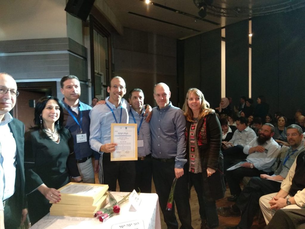 תעודת הערכה לישיבה התיכונית לפיד מודיעין (צילום: דוברות עיריית מודיעין מכבים רעות)